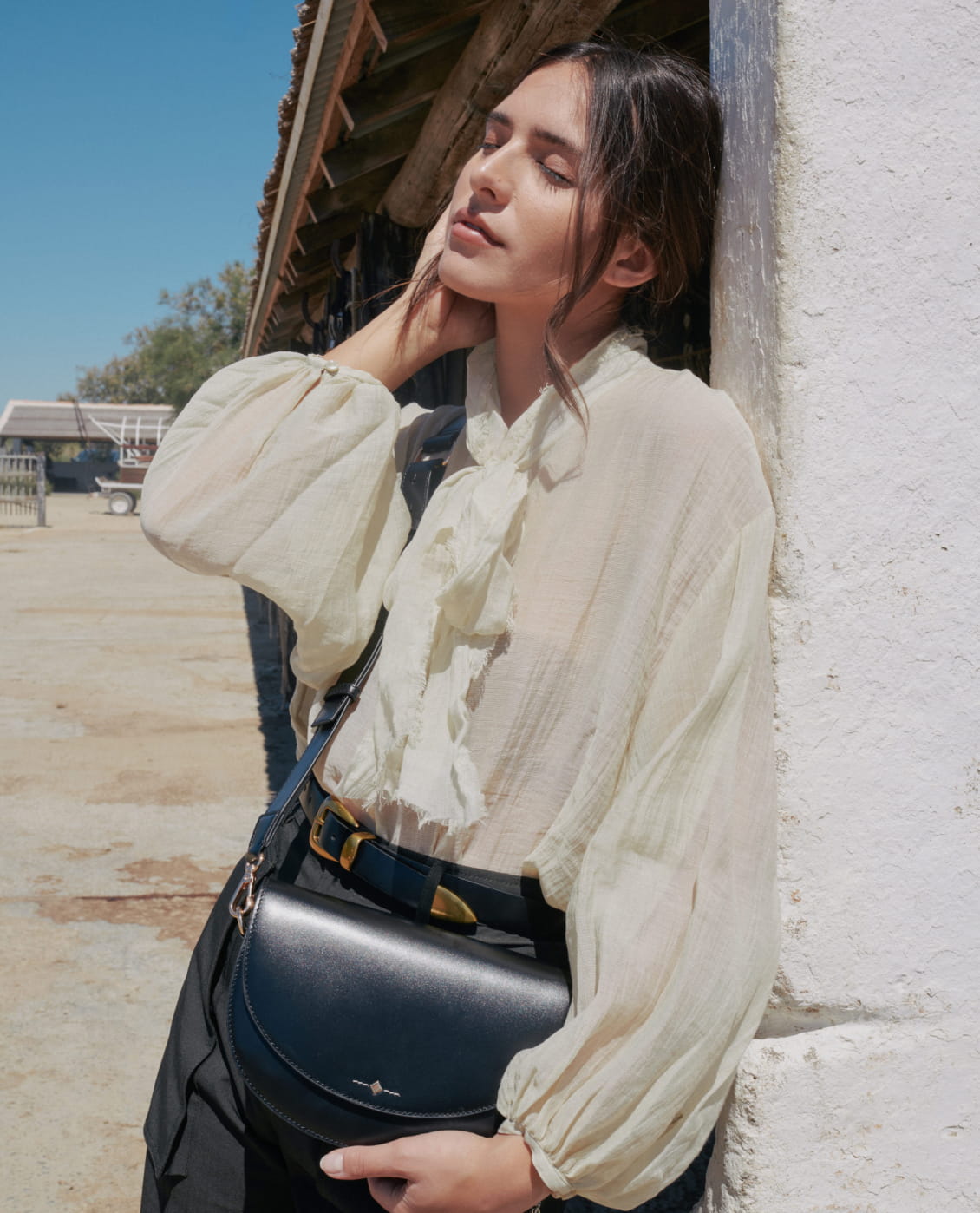 Recycled Black Leather Belt for Women - Model Thelma display picture 3