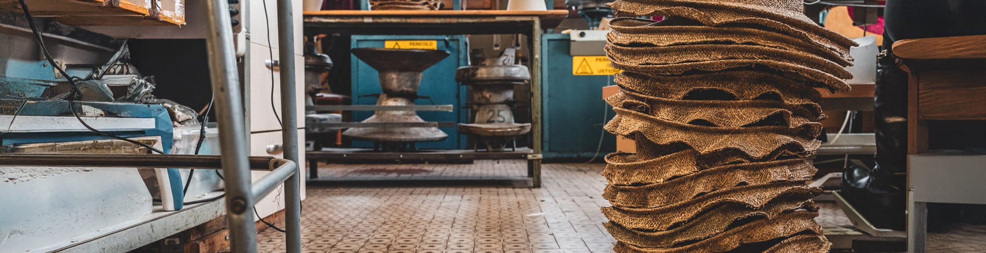 Entretien de vos accessoires en paille : comment prendre soin de vos paniers et chapeaux année après année ?