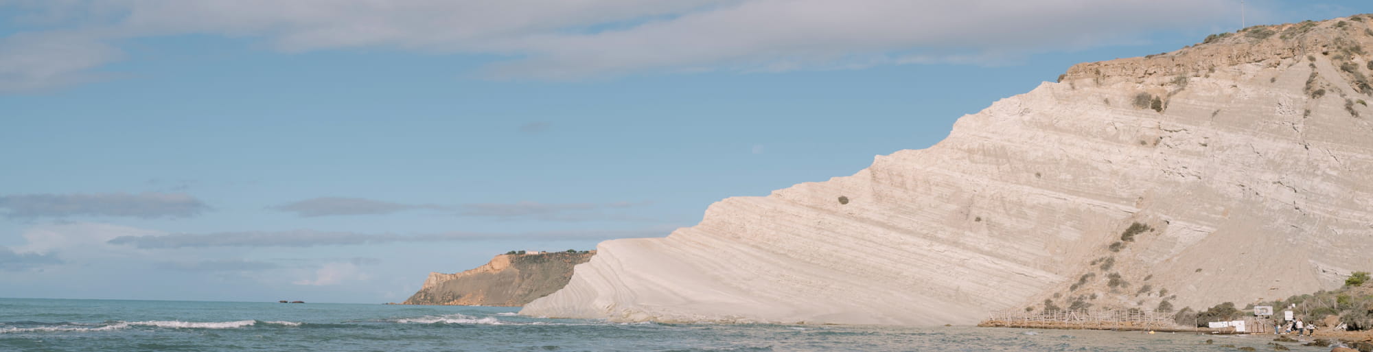 Les 4 accessoires de plage de l’été : foutas, paréos, paniers et chapeaux de paille