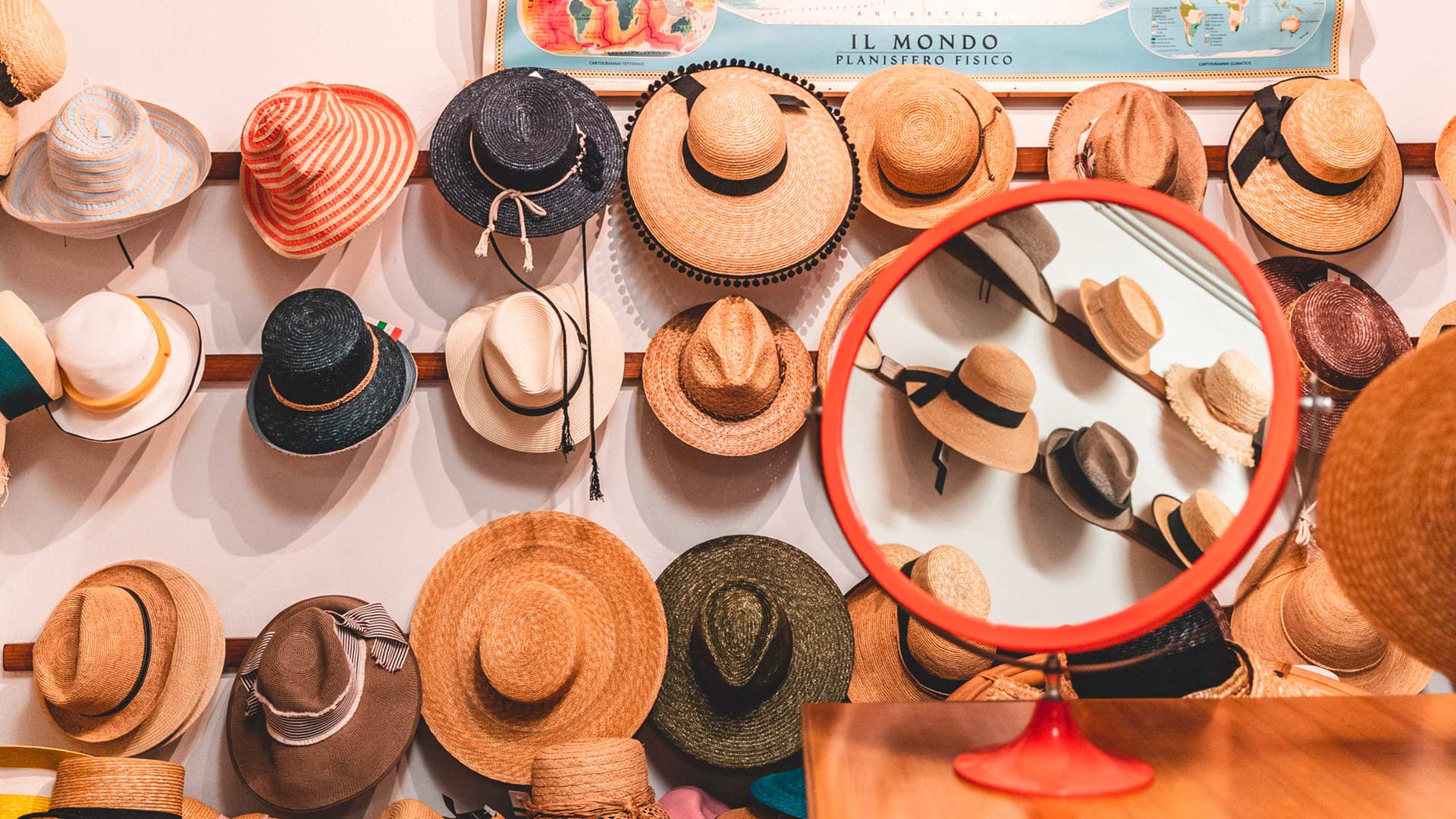 mur de chapeaux de paille