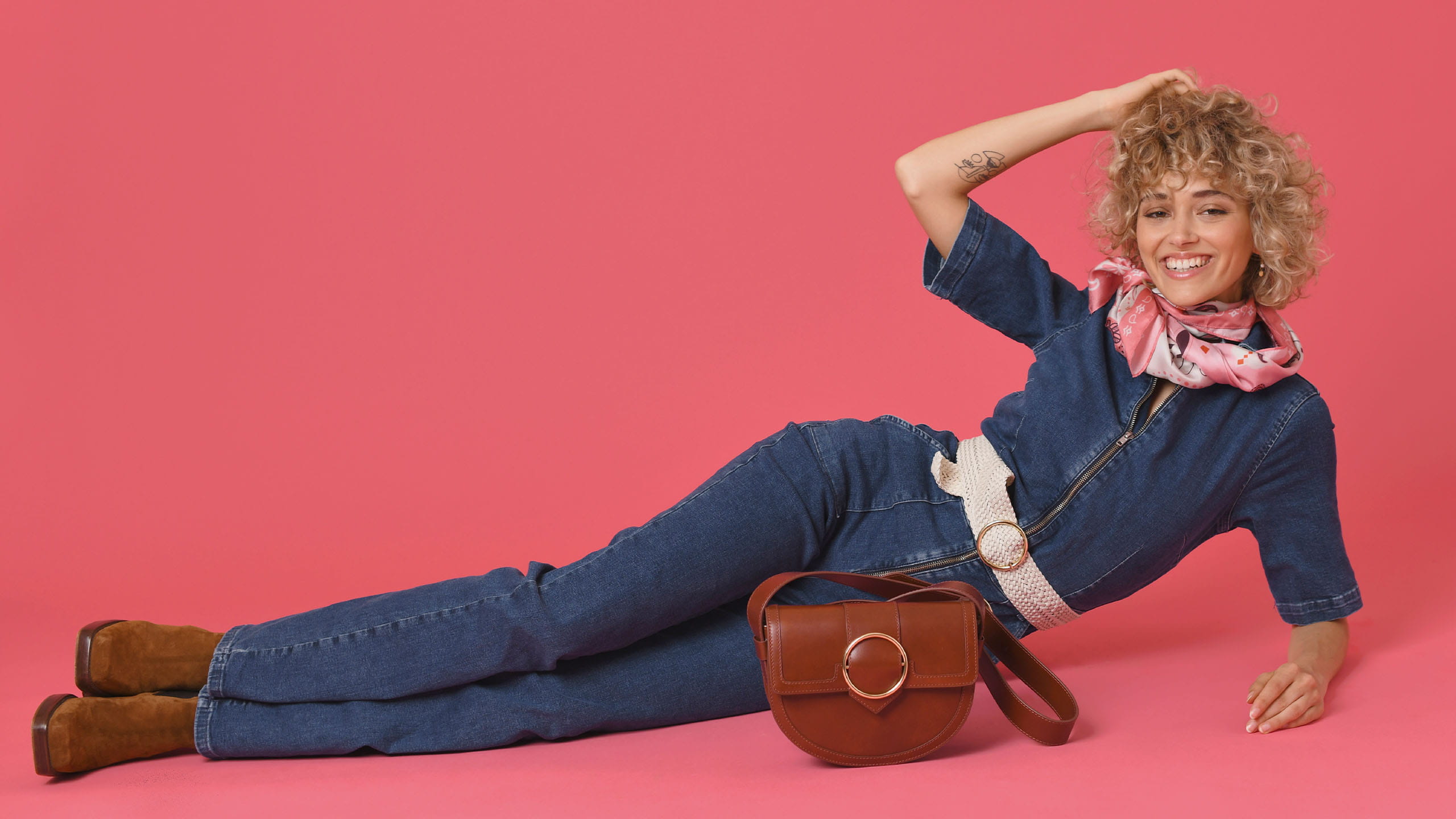 femme allongée style 70s