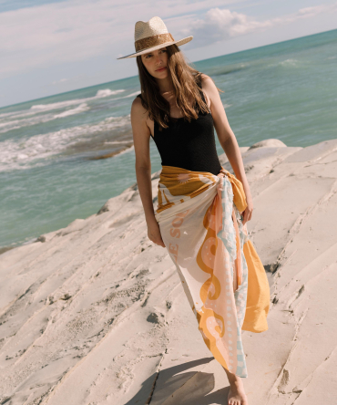 Les 4 accessoires de plage de l’été : foutas, paréos, paniers et chapeaux de paille