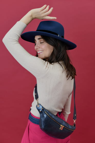 femme danse avec chapeau de feutre