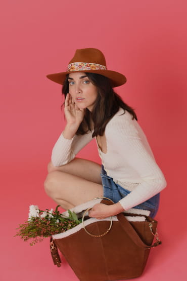 femme style 70s hippie avec cabas en daim