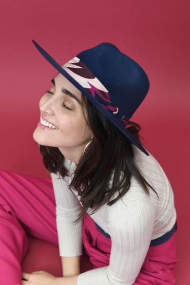 femme sourit avec chapeau