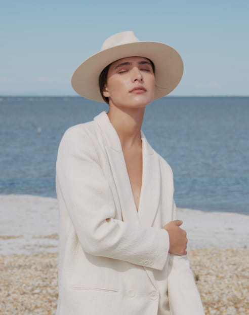 Victor Ecru Lilac Flowers