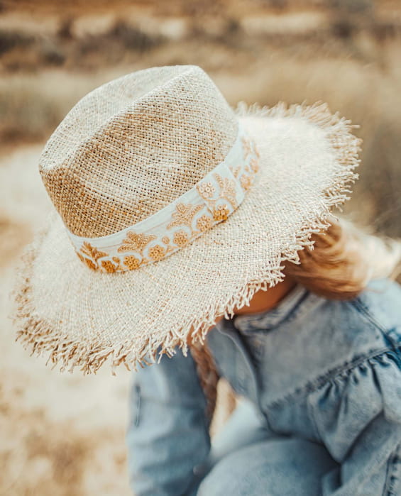 sombrero en paille et galon doré