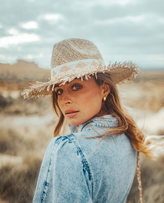 Chapeau de paille à bord large effiloché pour femme