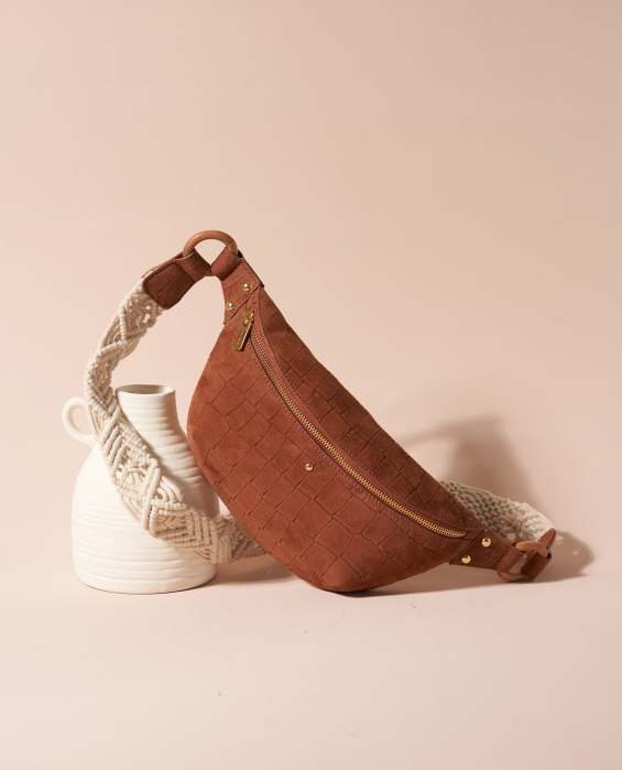 Sac banane en cuir cognac embossé avec bandoulière en coton tressé.