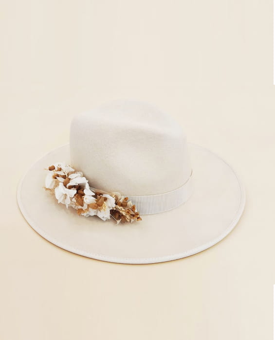barrette fleurs séchées sur chapeau feutre