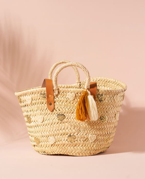 petit panier en osier brodé coeurs