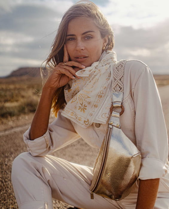 total look blanc et banane doré femme