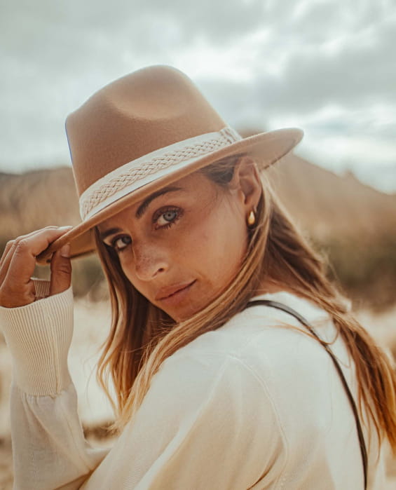 Chapeau en feutre beige et blanc type fedora pour femme