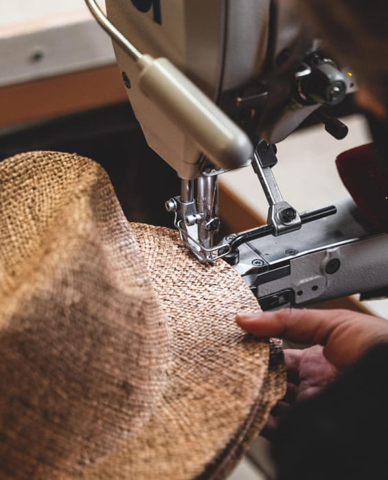 couture des bords sur chapeau de paille