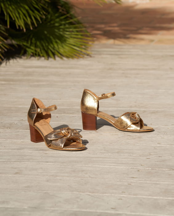 sandales à talons dorées
