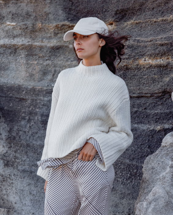 femme portant une casquette