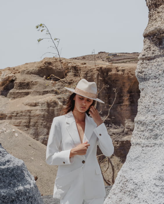 femme avec un chapeau sur la tete