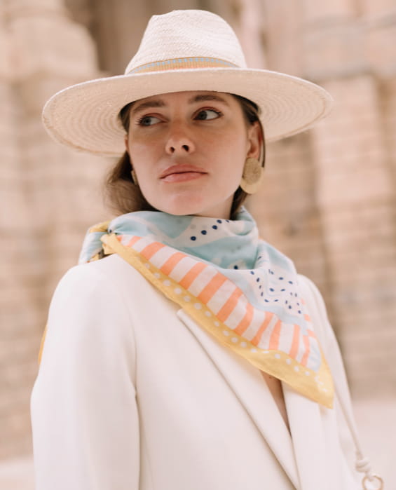 femme portant un foulard et un chapeau