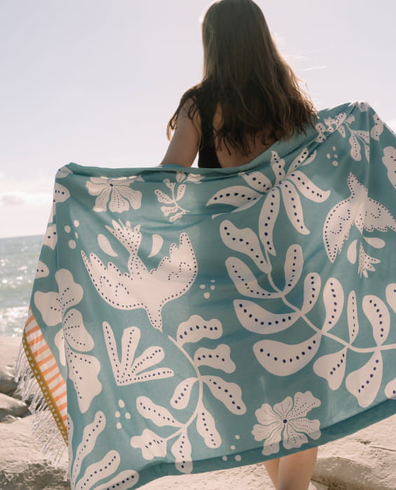 femme debout avec fouta