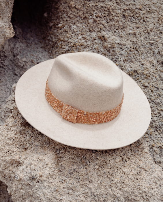 chapeau en feutre blanc avec perles dorées pour femme