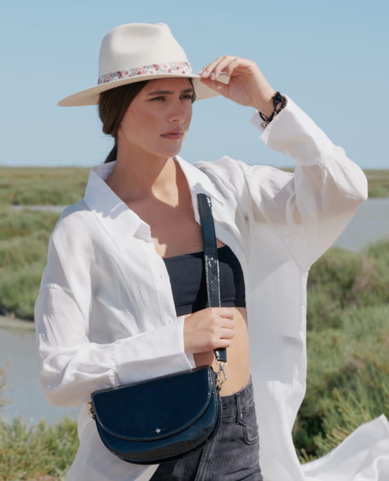 sac bandoulière en cuir recyclé verni noir pour femme