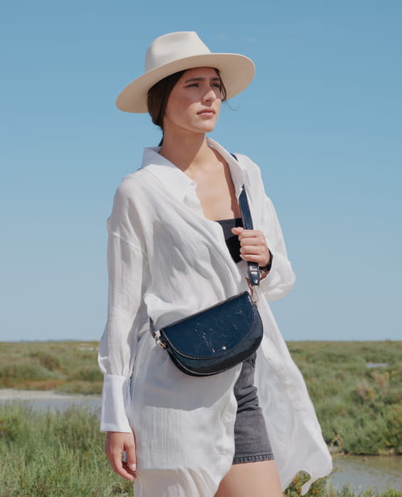 sac bandoulière en cuir recyclé verni noir pour femme