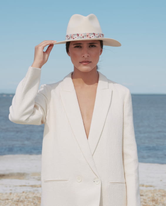 chapeau en feutre blanc avec galon fleurs lilas pour femme