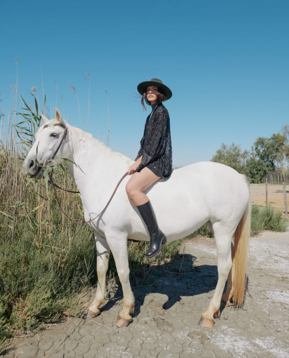 chapeau en feutre kaki avec perles noires pour femme