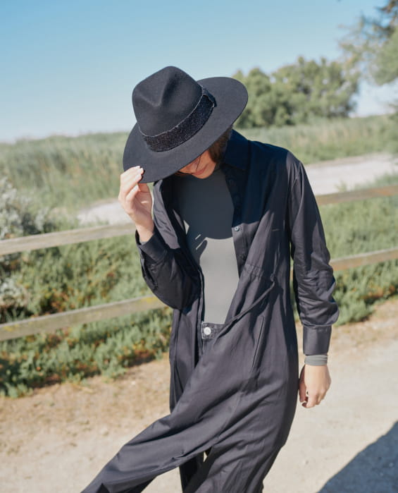 chapeau en feutre noir avec perles noires pour femme