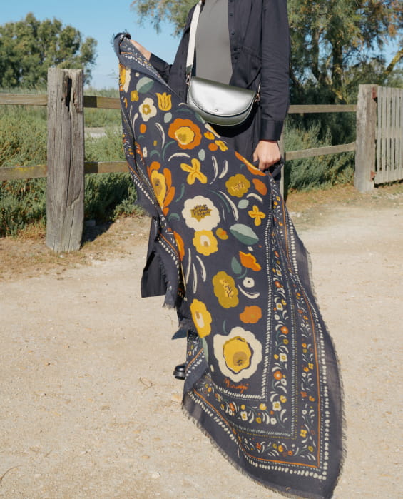 foulard en laine noir avec fleurs colorées pour femme