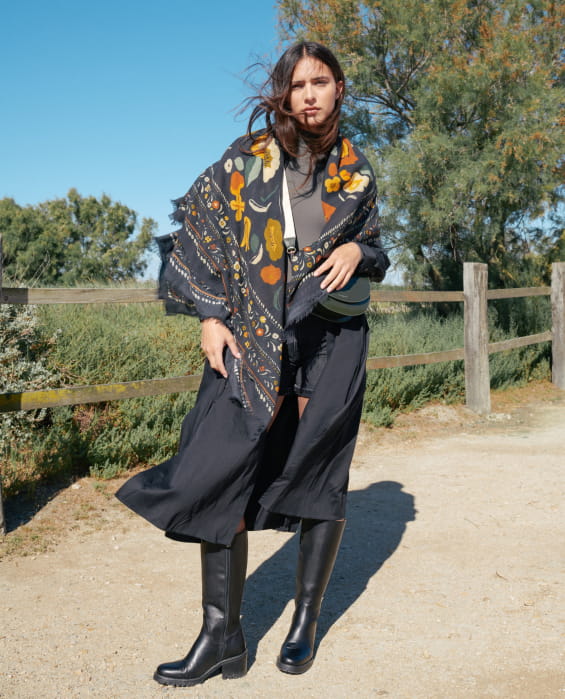 foulard en laine noir avec fleurs colorées pour femme