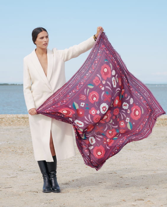 foulard en laine violet avec fleurs colorées pour femme