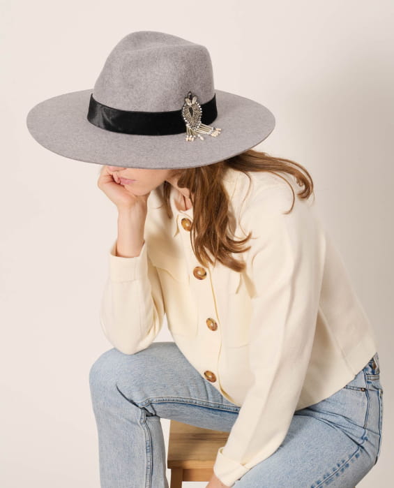 ladies' mottled grey felt chpaeau with black braid