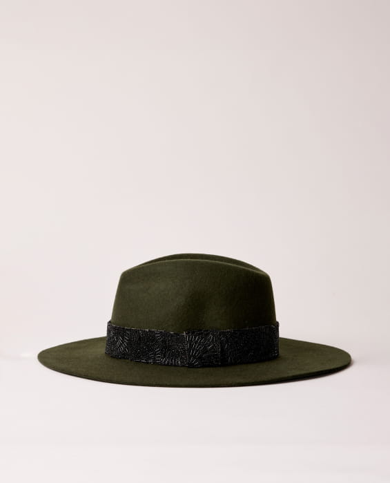 chapeau en feutre kaki avec perles noires pour femme