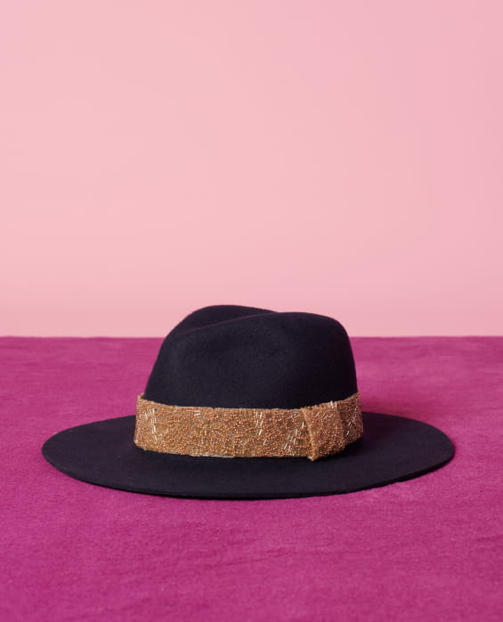 chapeau en feutre noir avec galon doré pour femme