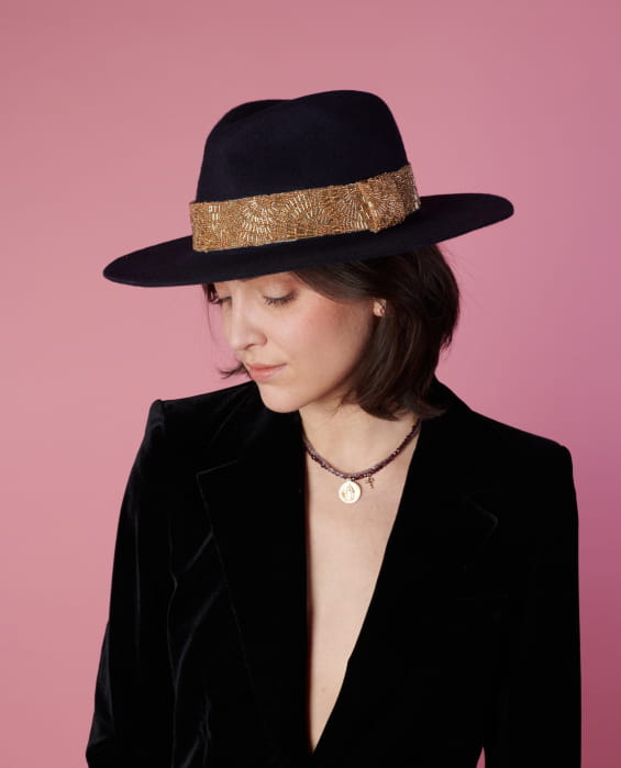 chapeau en feutre noir avec galon doré pour femme