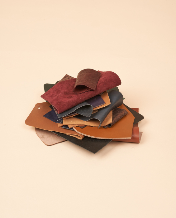 morceaux de cuir recyclé en tas