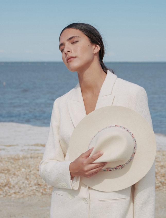 Victor Ecru Lilac Flowers