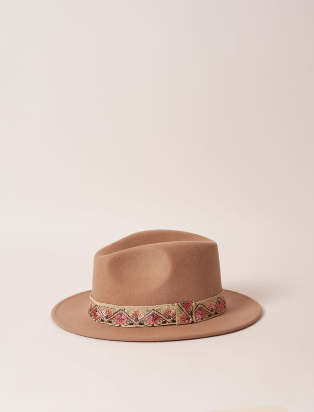 Jim Embroidered Beige